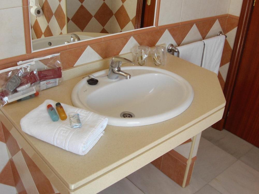 El Convento Hotel 2*